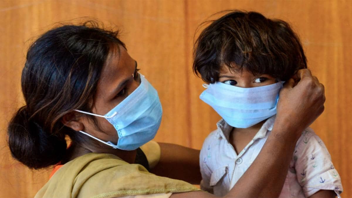 सरकार ने दी मास्क पहनकर बाहर निकलने की हिदायत (फोटो-पीटीआई)