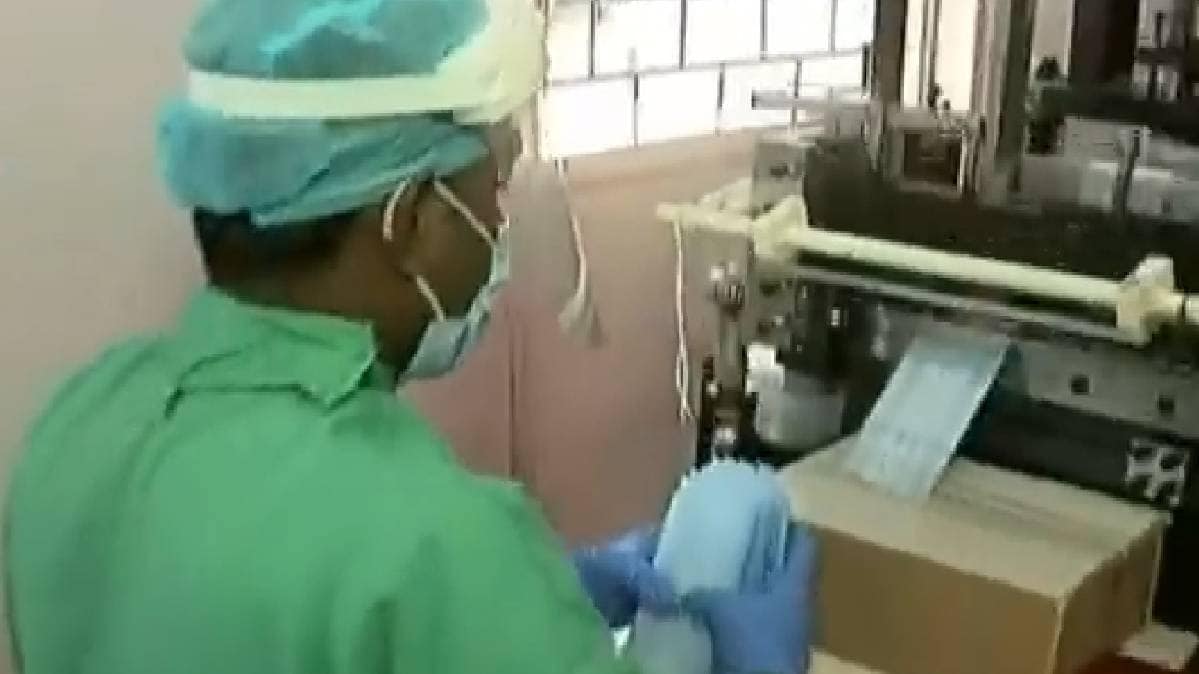 CRPF के जवान बना रहे मास्क