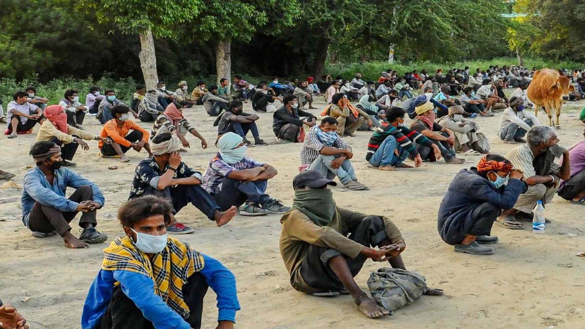 लॉकडाउन 2.0 के बाद दिल्ली में इकट्ठा हुए प्रवासी मजदूर