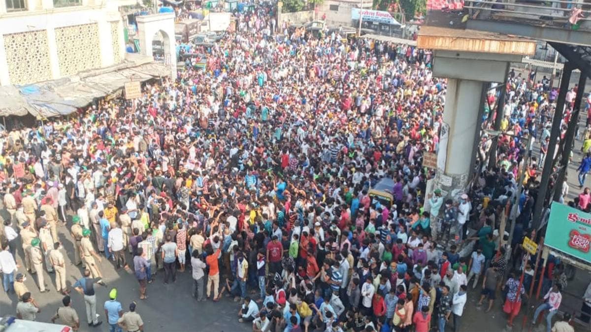 मुंबई में इकट्ठा सैकड़ों मजदूरों की भीड़