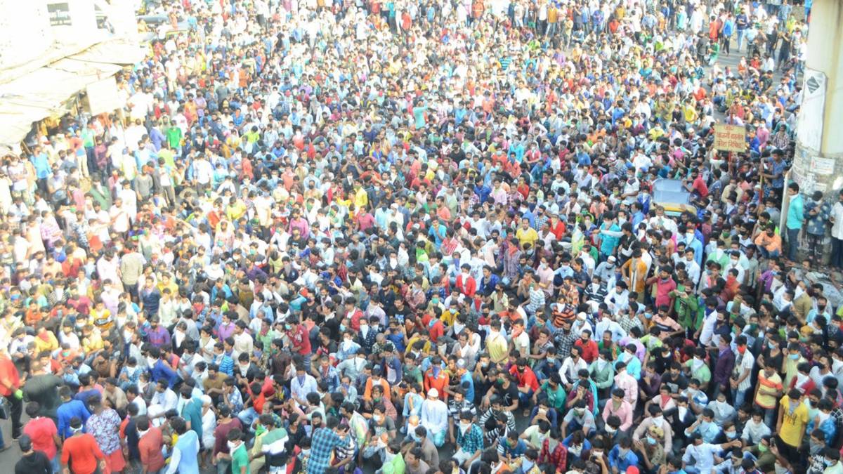 बांद्रा स्टेशन पर जमा भीड़ का सच