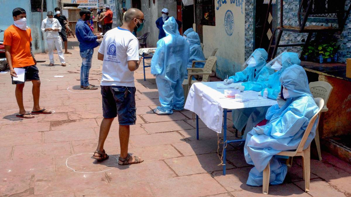 कोरोना से जंग (फाइल फोटो-पीटीआई)