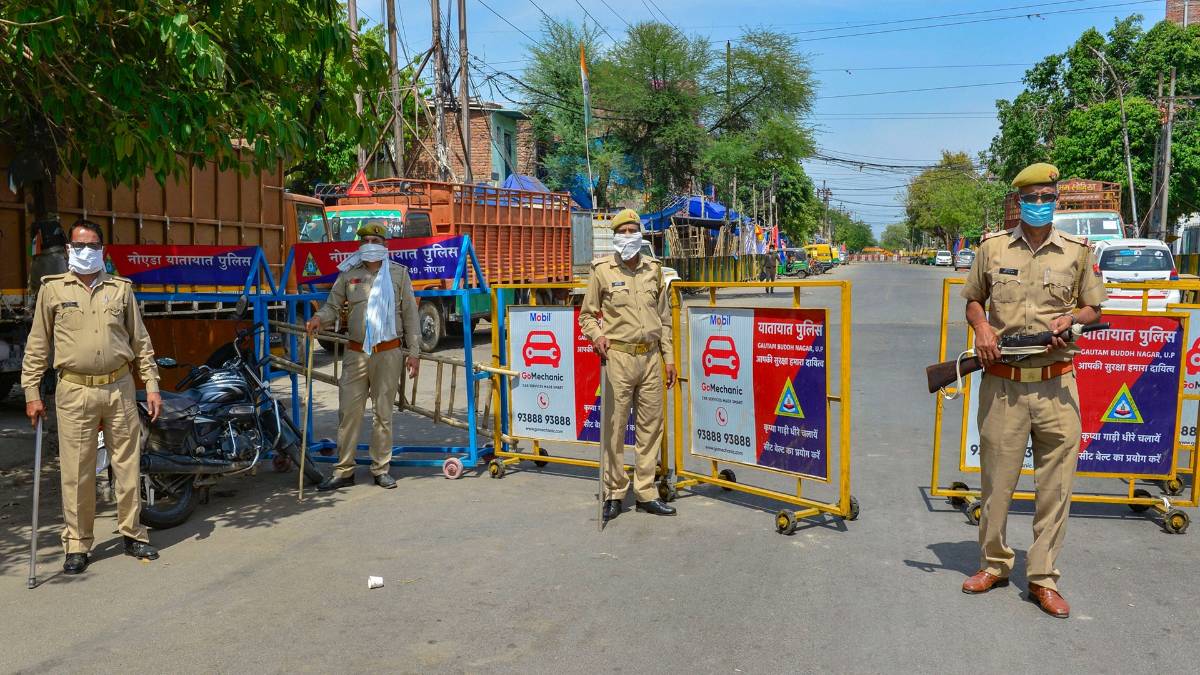 दिल्ली-नोएडा बॉर्डर पर सख्ती (फोटो-PTI)