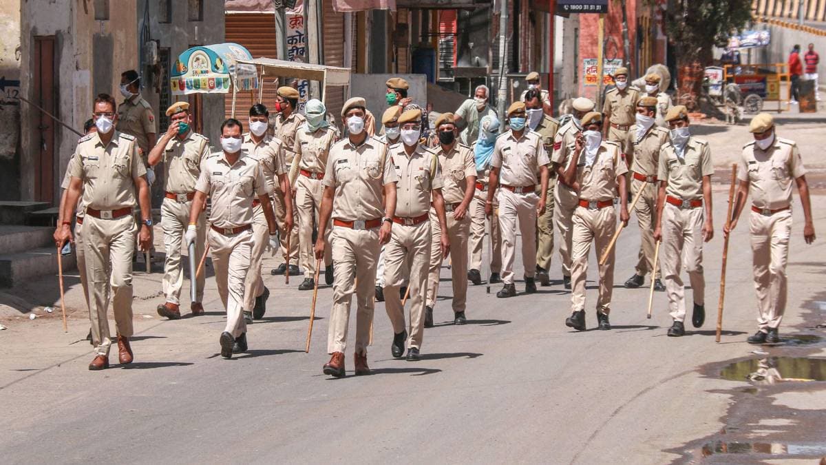 देखें पुलिस के अनोखे रूप (Photo-PTI)