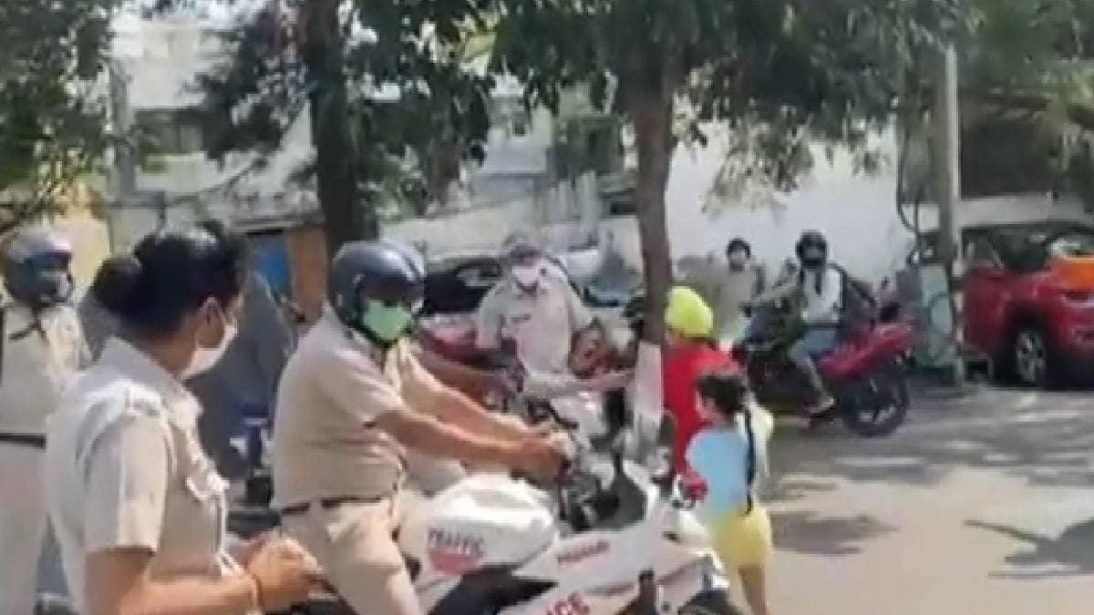 केक लेकर पहुंचे पुलिसकर्मी
