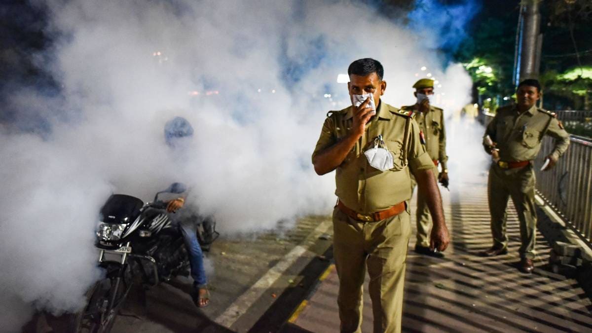 लॉकडाउन के दौरान ड्यूटी पर पुलिसकर्मी