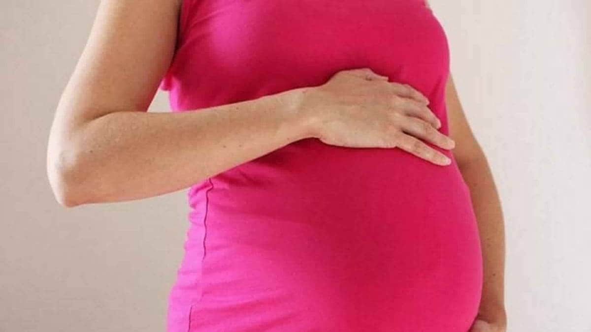 क्या गर्भवती महिलाओं से शिशु में कोरोना संक्रमण जा सकता है? जानिए -  Coronavirus and pregnancy: Myths, symptoms and other details - India AajTak
