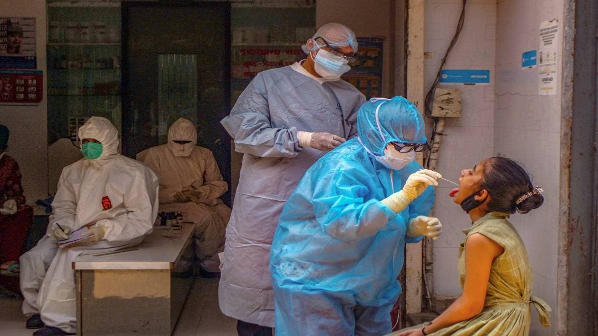 पूर देश में कोरोना का प्रहार (File-PTI)