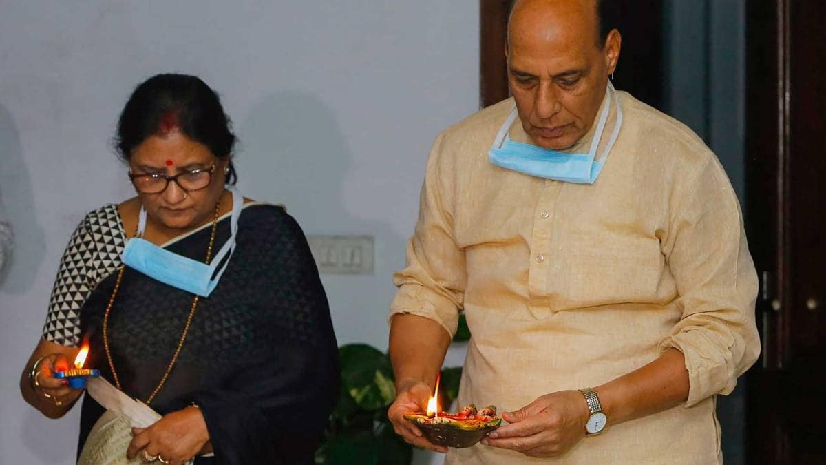 पीएम मोदी की अपील पर राजनाथ सिंह ने जलाए दीए