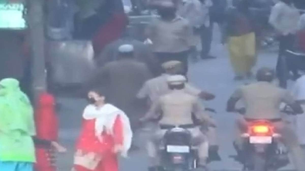 सड़कों पर भीड़