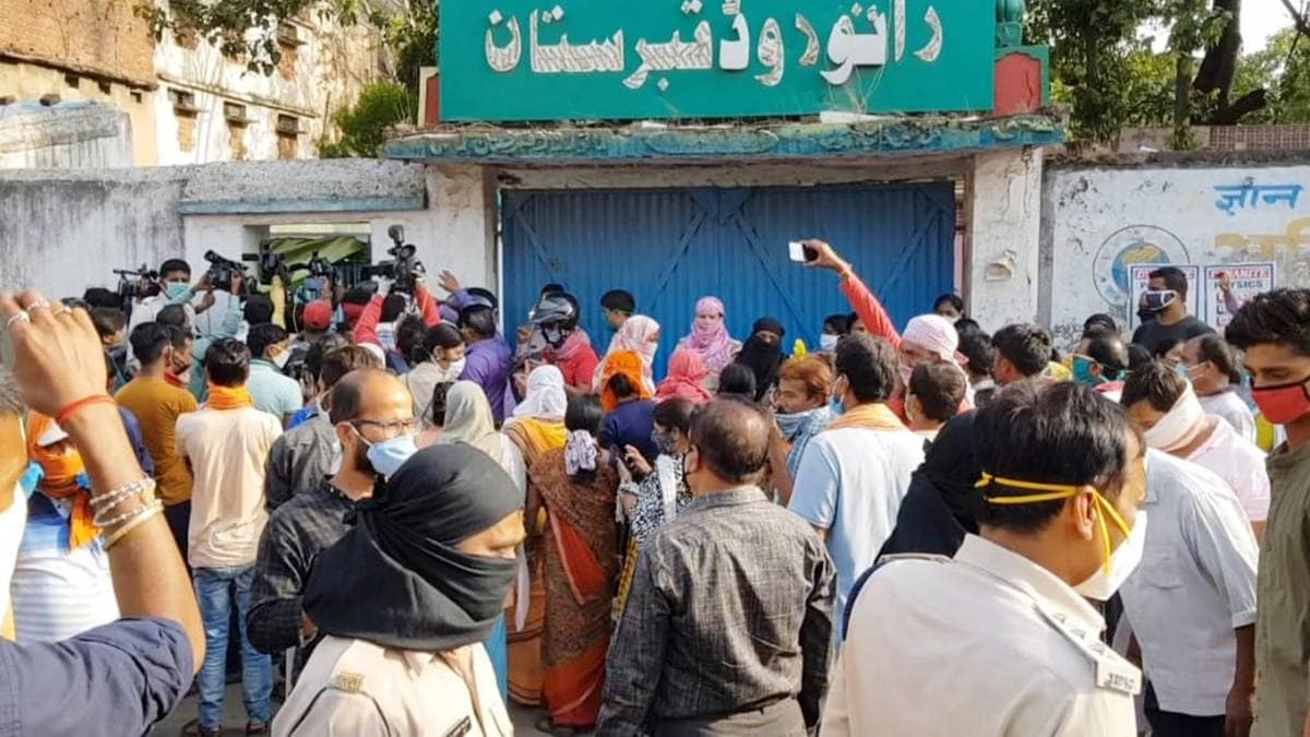 शव दफनाने को लेकर हंगामा (Video Grab)