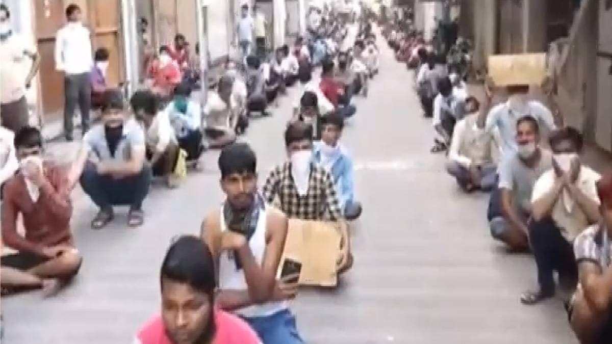 धरने पर बैठे मजदूर