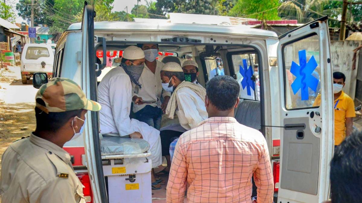 तब्लीगी जमात के सदस्यों को अस्पताल ले जाते पुलिसकर्मी