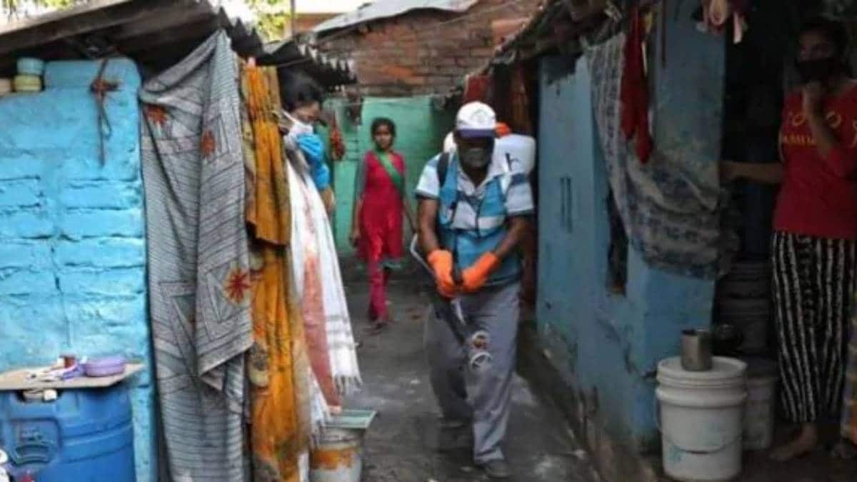 धारावी में कोरोना से 56 साल के शख्स की हुई मौत (File- Reuters)