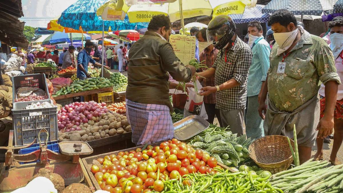 मंडी से सब्जियां खरीददते लोग