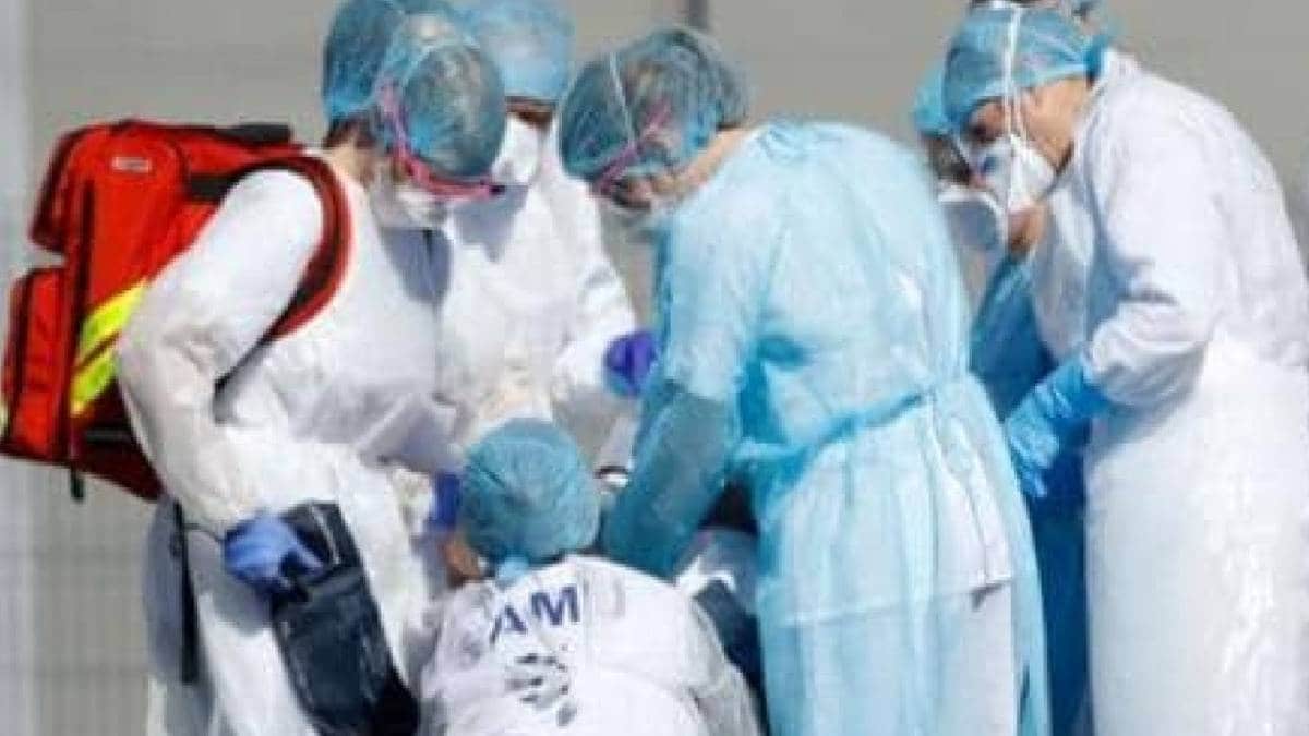 डॉकटरों पर बरसाए गए पत्थर