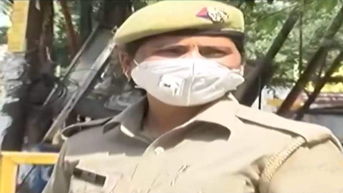 लॉकडाउन के दौरान ड्यूटी पर महिला पुलिस