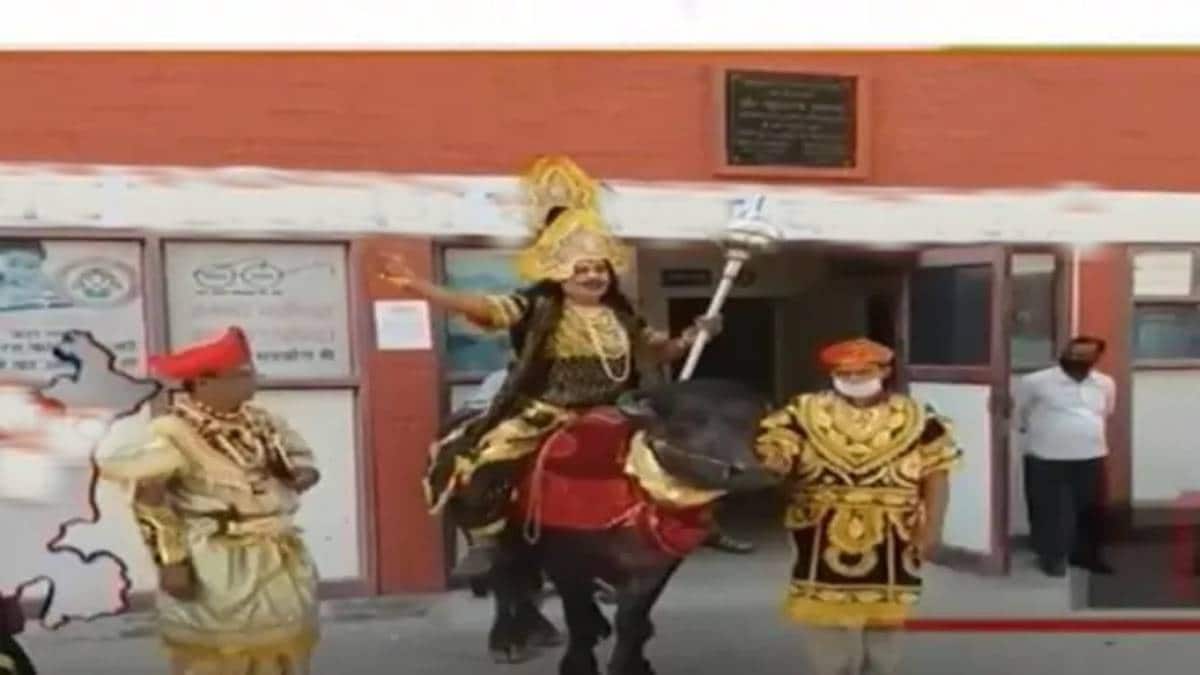 कोरोना पर जागरुक करते यमराज