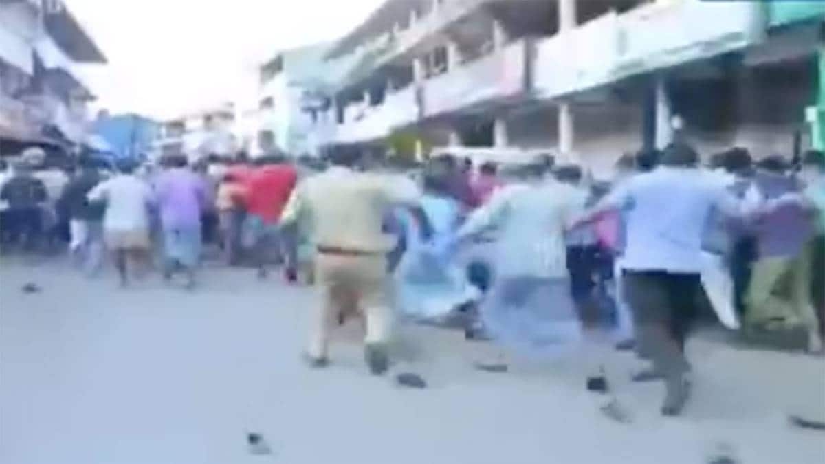 मजदूरों पर पुलिस ने की लाठीचार्ज