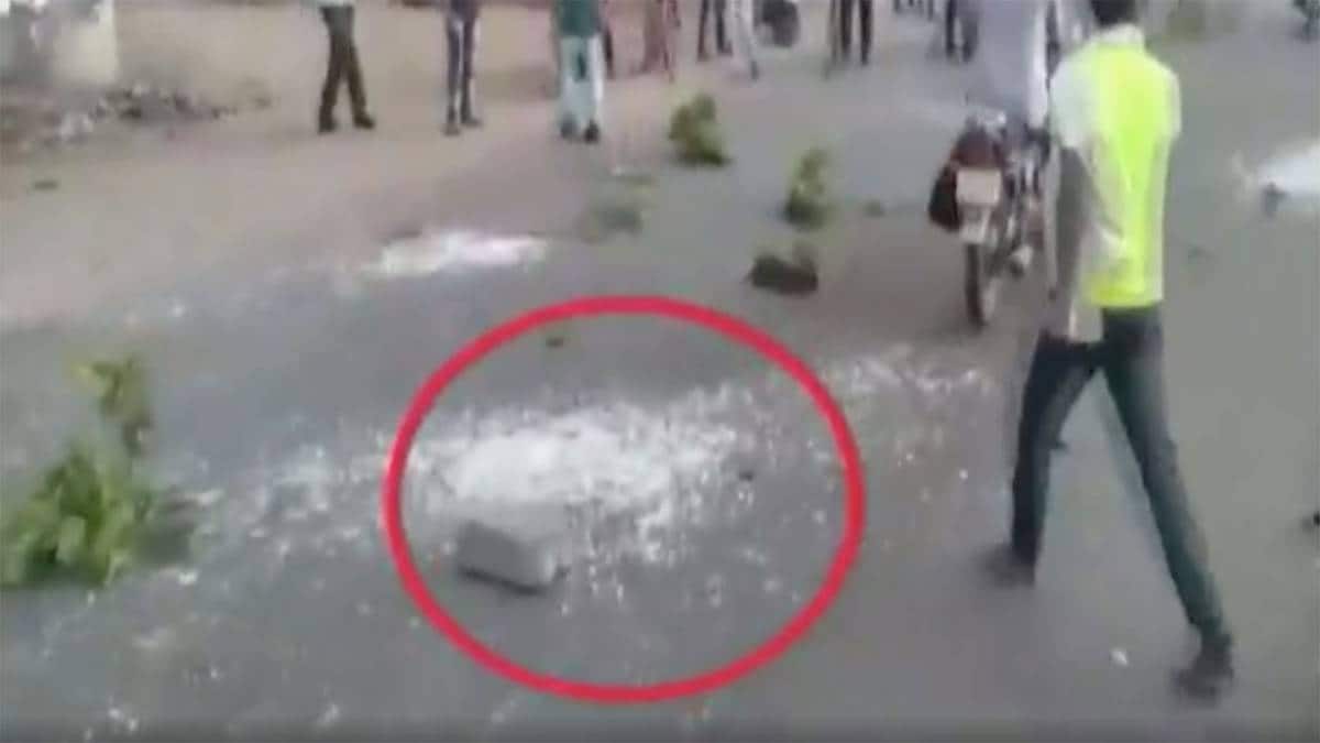 मजदूरों का हंगामा