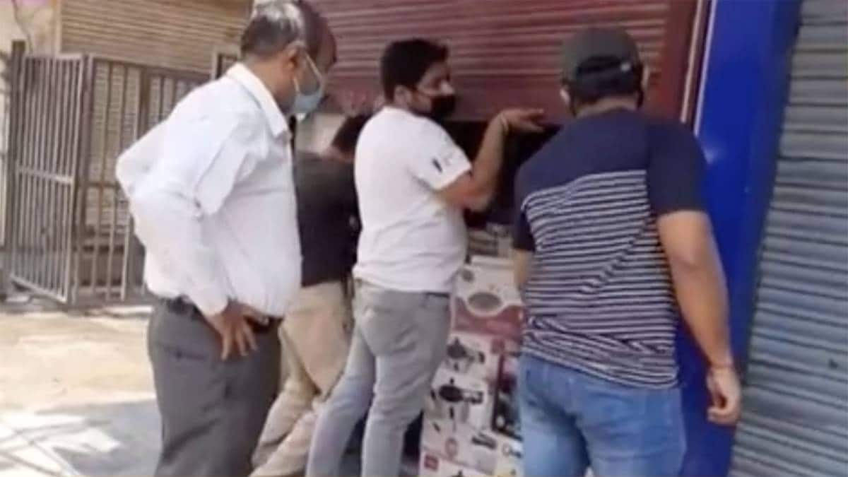 लॉकडाउन में दुकानों के अंदर सड़ा सामान