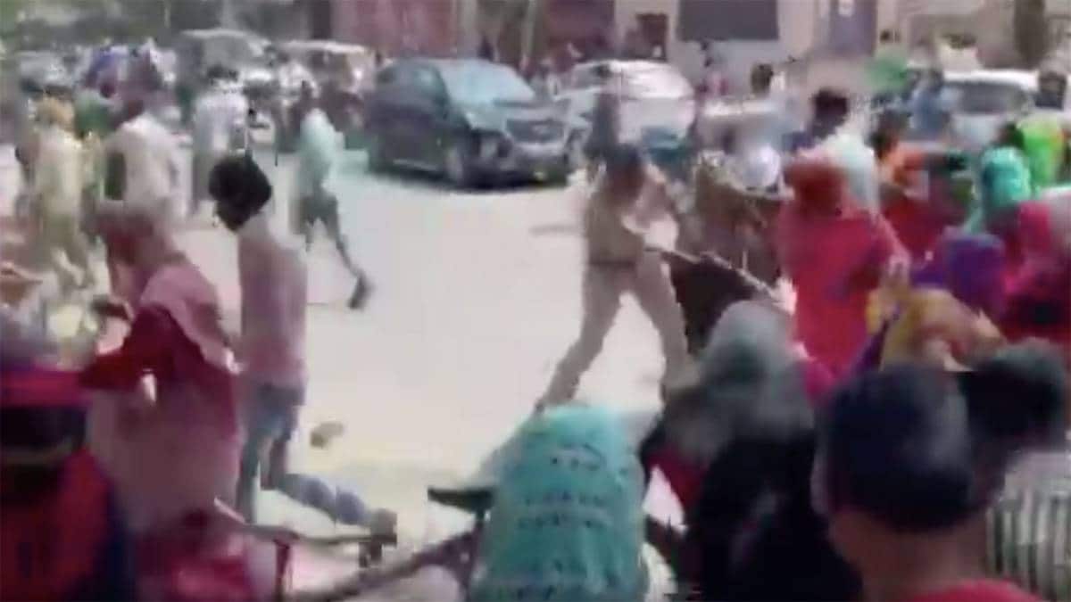 मजदूरों पर पुलिस को भांजनी पड़ी लाठियां