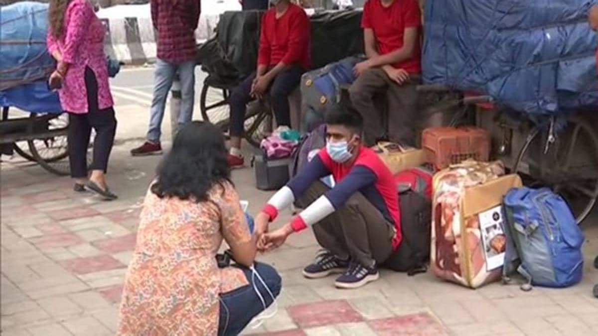 नई दिल्ली स्टेशन के बाहर जुटने लगे यात्री