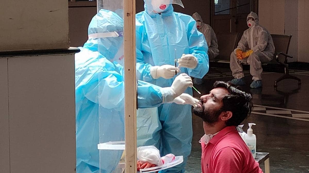 कापसहेड़ा में एक ही इमारत में 41 लोग कोरोना से संक्रमित (File-PTI)