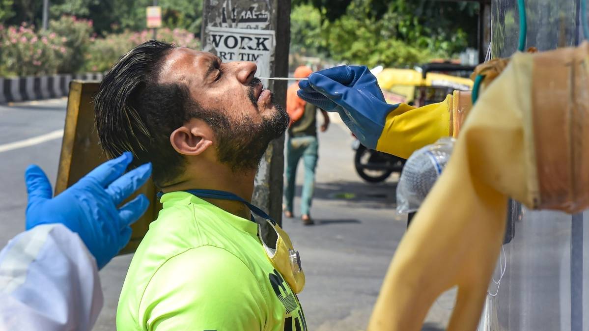 कोरोना वायरस जांच के लिए सैंपल लिया जा रहा है (File-PTI)