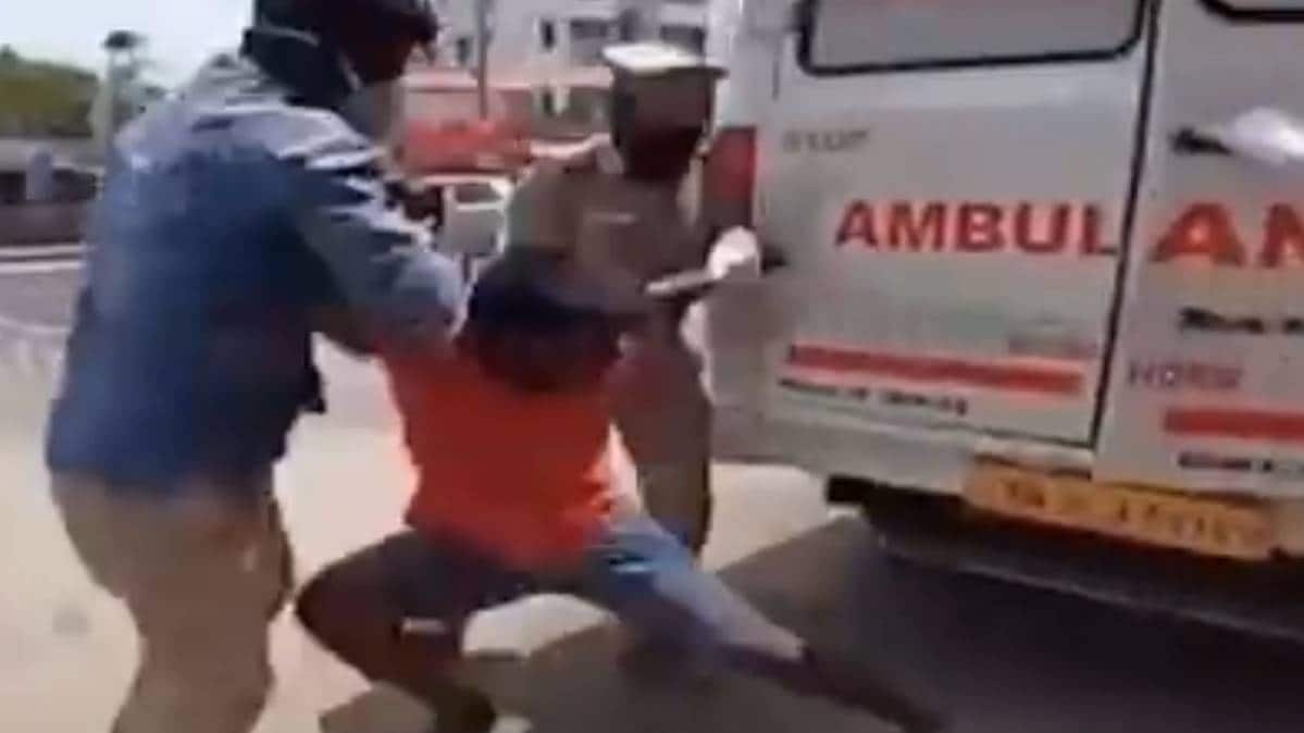 पुलिस कोरोना लॉकडाउन तोड़ने वालों को एम्बुलेंस में डाल रही है (File- VIDEO)