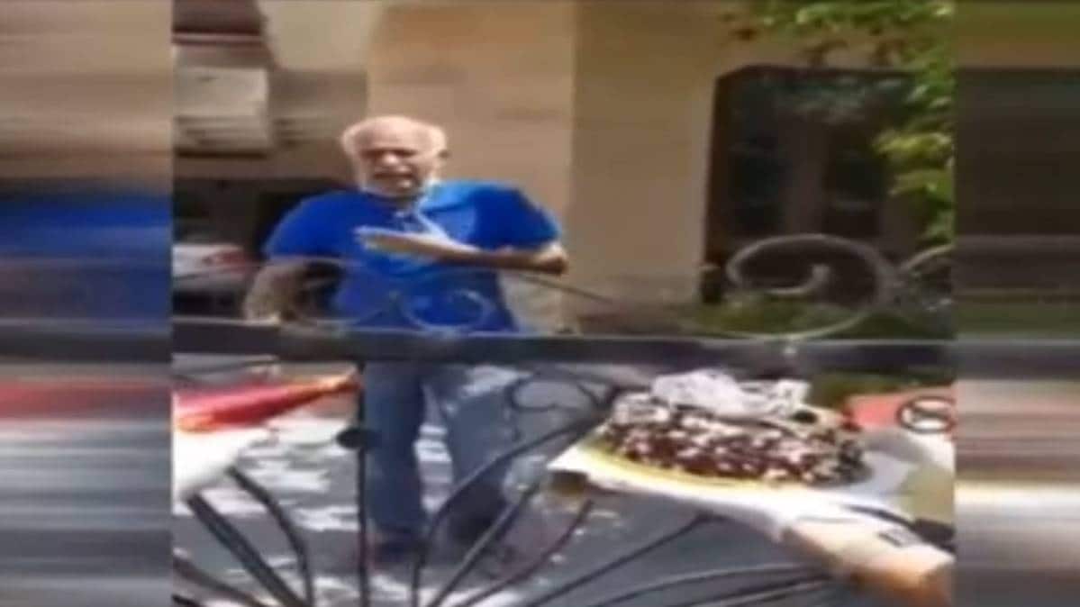 महिला पुलिसकर्मियों ने मनाया बुजुर्ग का जन्मदिन (File- VIDEO)