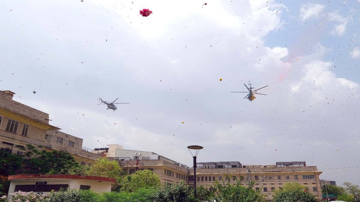 सेना ने कोरोना वॉरियर्स को दी सलामी (File- Purushottam diwakar)