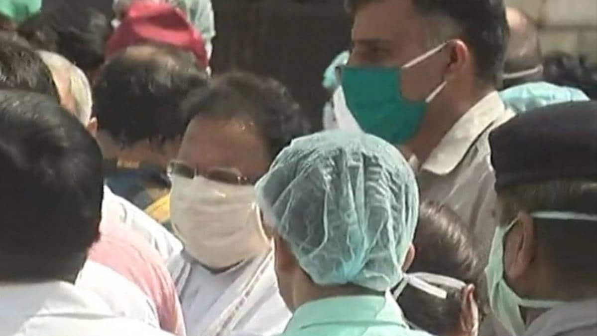 अस्पताल में सोशल डिस्टेंसिंग की उड़ी धज्जियां (फाइल-देव अंकुर)