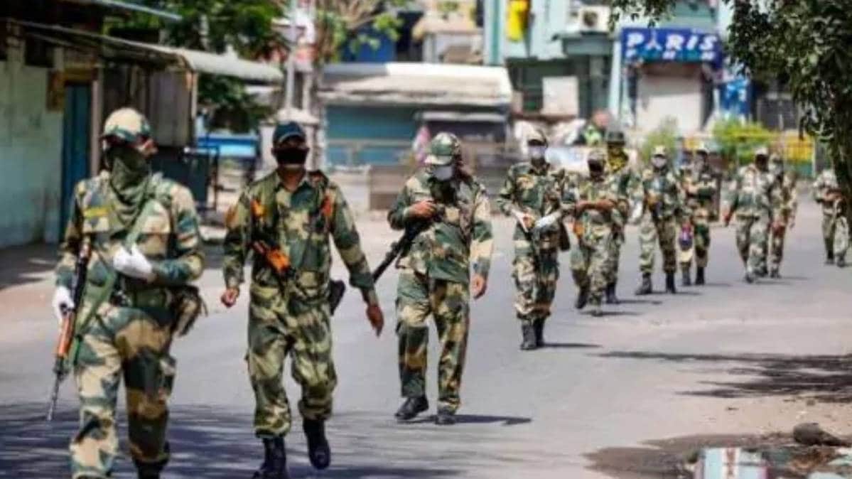 लॉकडाउन के मानदंडों का पालन करवाने के लिए बीएसएफ के भी जवान हैं तैनात (तस्वीर-PTI)