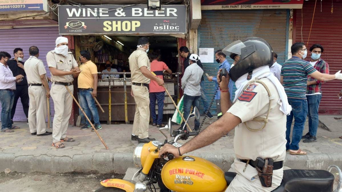 शराब की होम डिलीवरी से सोशल डिस्टेंसिंग का सामाधान  (File-PTI)
