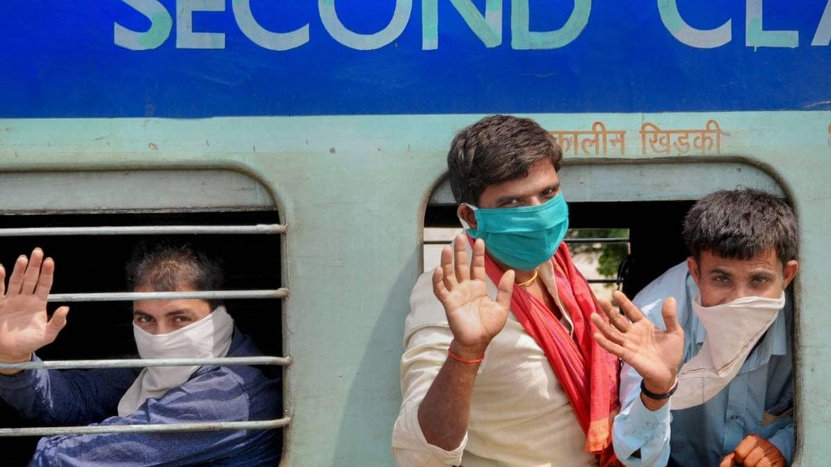 श्रमिक ही नहीं अब ट्रेन के जरिए शर्तों के साथ कोई भी यात्रा कर सकता है (File-PTI)