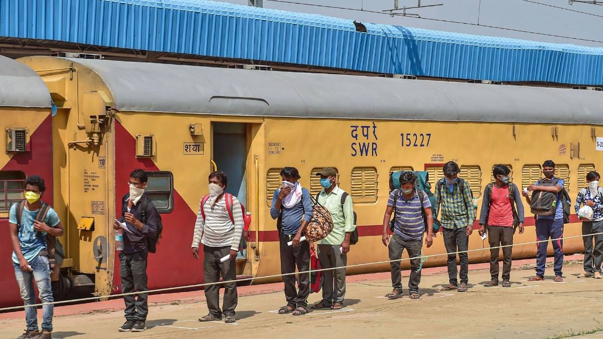 IRCTC से ऑनलाइन कंफर्म टिकट लेकर आने वाले ही सफर कर सकेंगे (File-PTI)