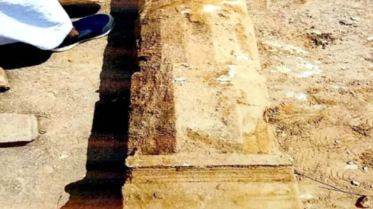 राम मंदिर परिसर से मिलीं मूर्तियां