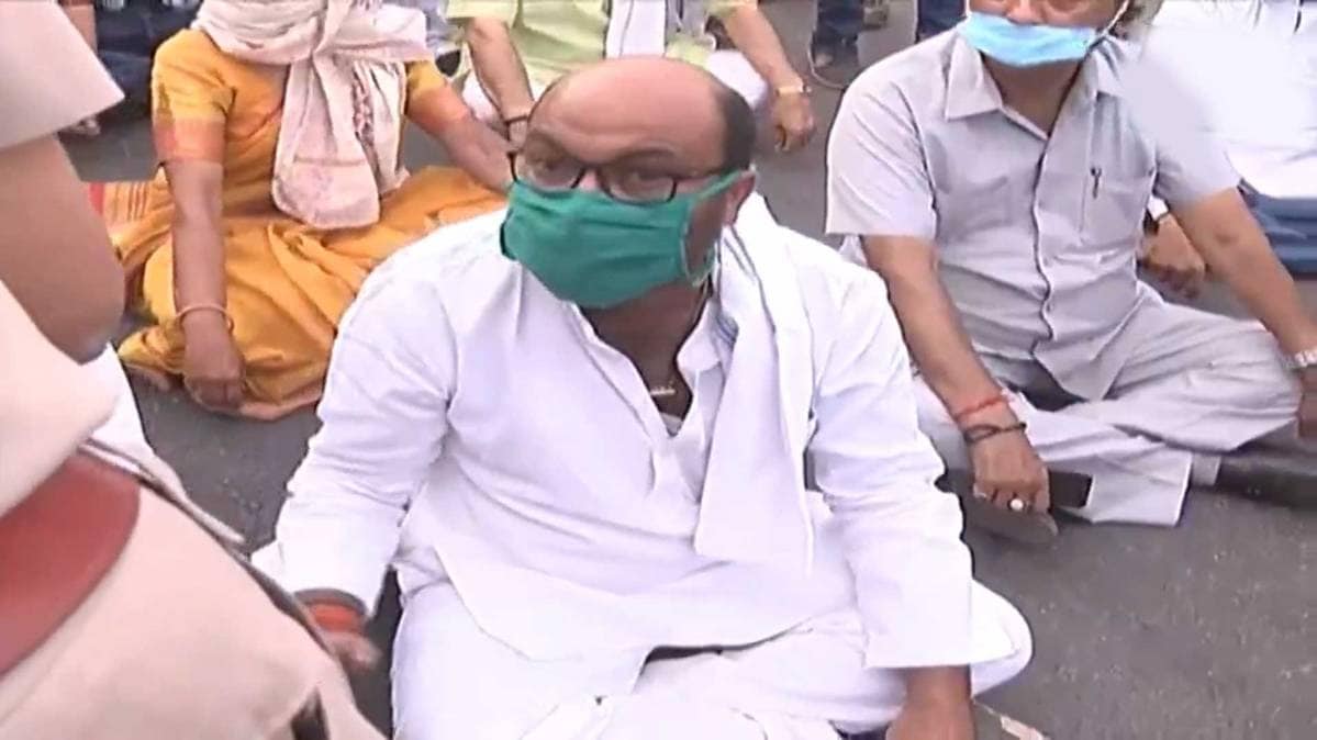 धरने पर बैठे कांग्रेस नेता