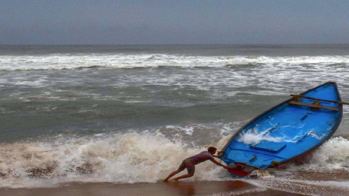अम्फान तूफान की दस्तक