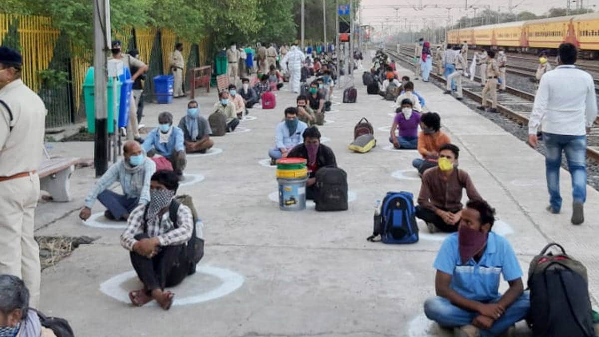 मजदूरों को लेकर ट्रेन अपने शहरों तक पहुंच रही है..
