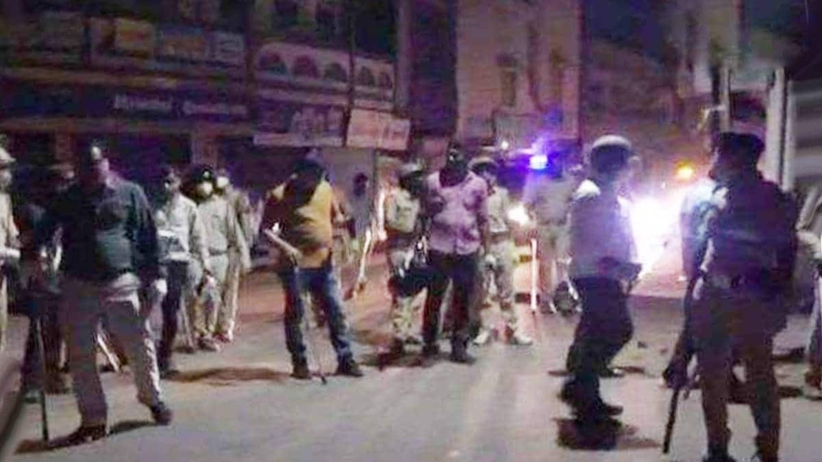 Stones pelted on police by locals in Godhra gujarat