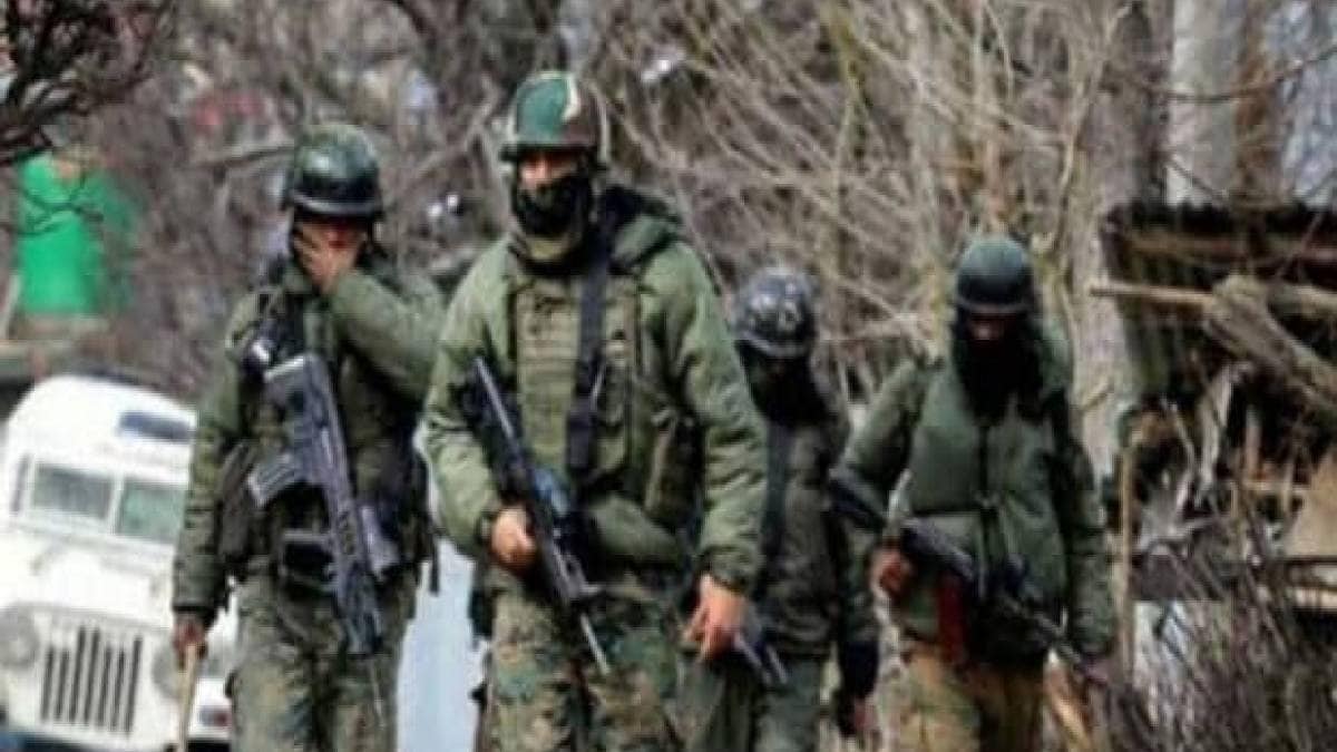 आतंकियों के साथ मुठभेड़ जारी
