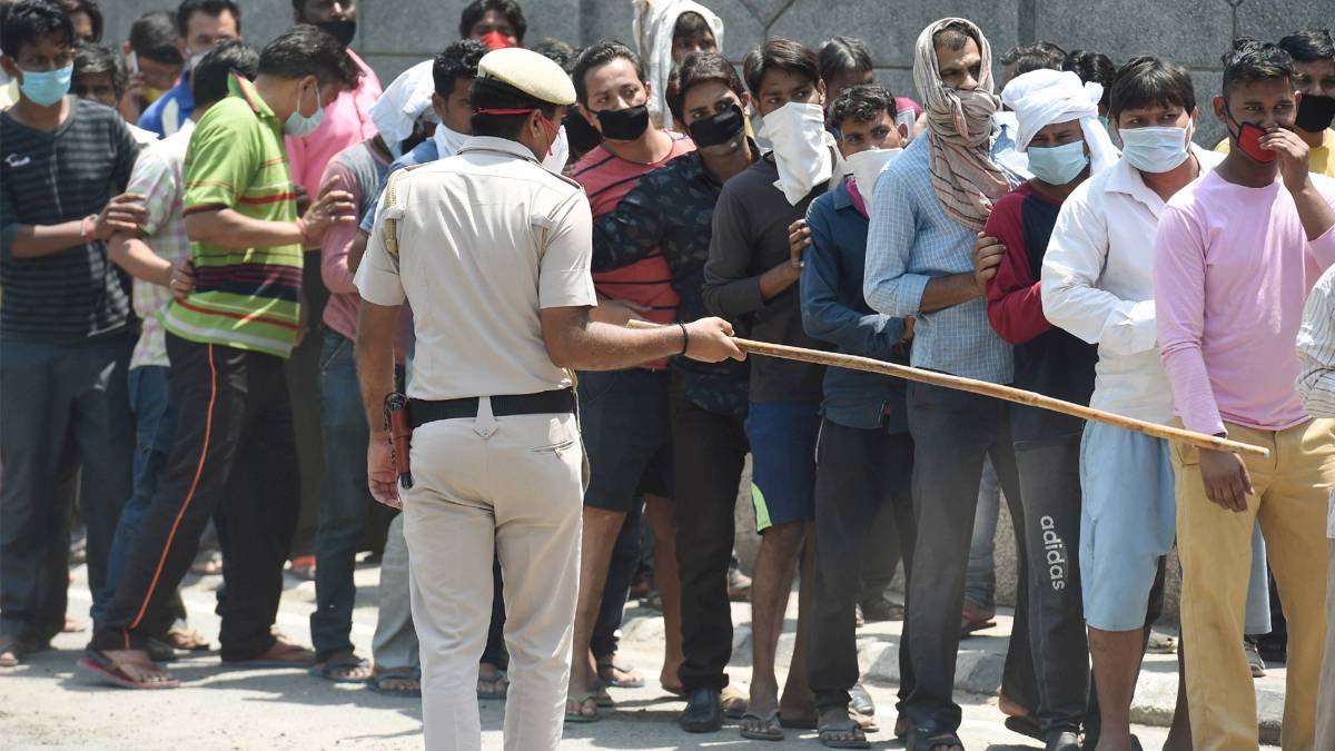 Social distancing breaks due to crowd at wine shops (Photo- PTI)