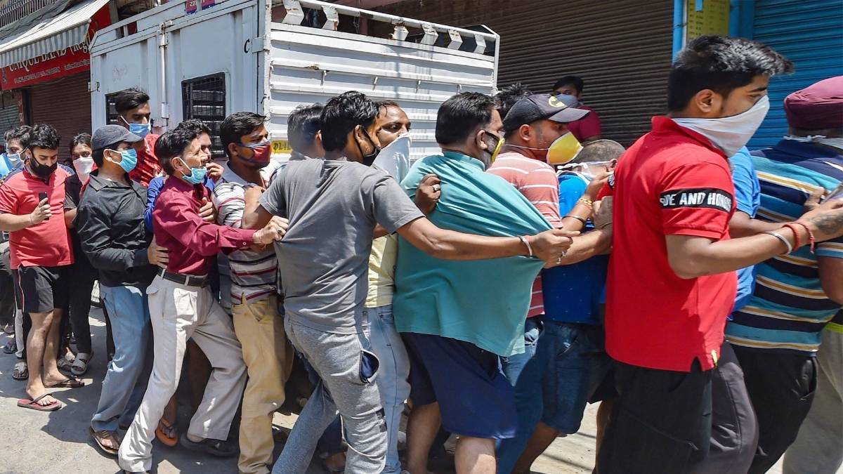 Queue outside wine shop (Photo- PTI)