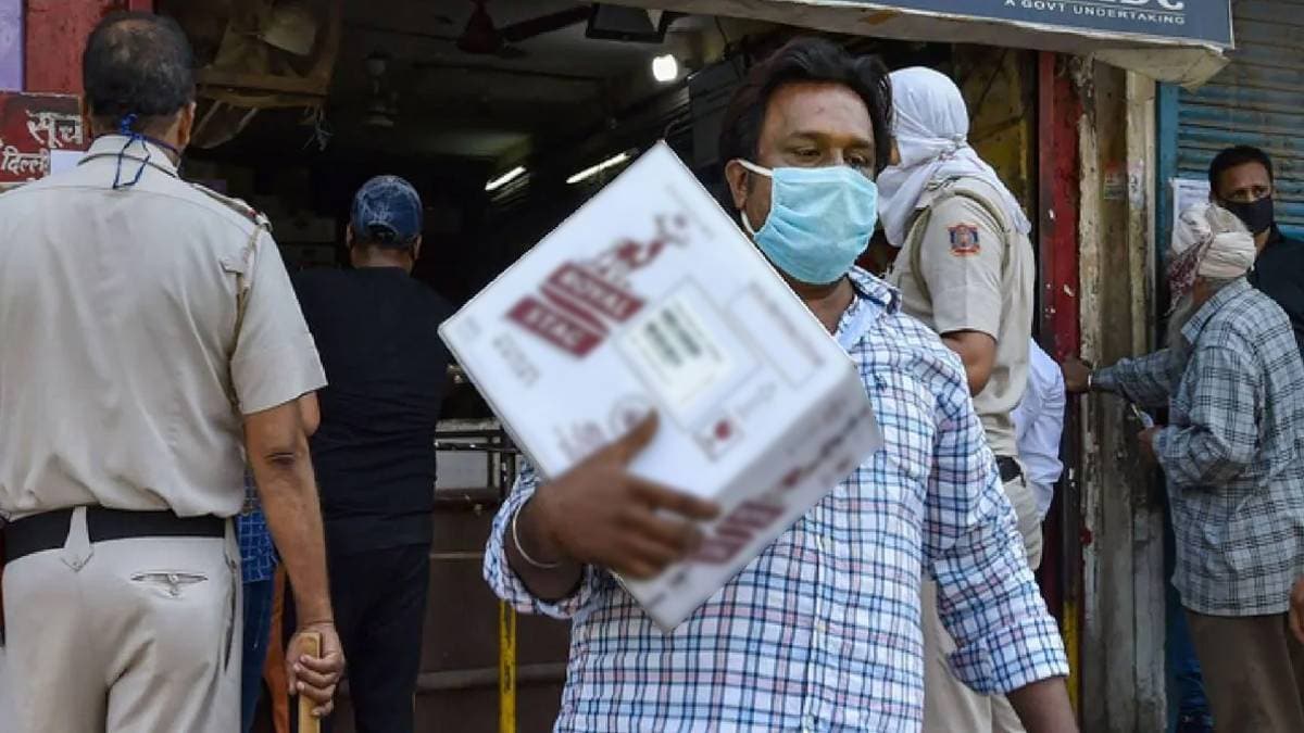 शराब की दुकानों के बाहर लंबी कतार