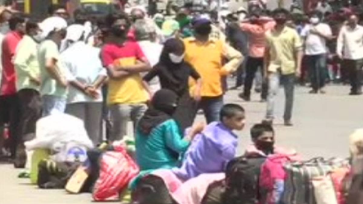 धारावी में मजदूरों की भीड़