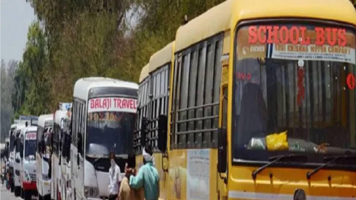 बसों पर जारी है राजनीति