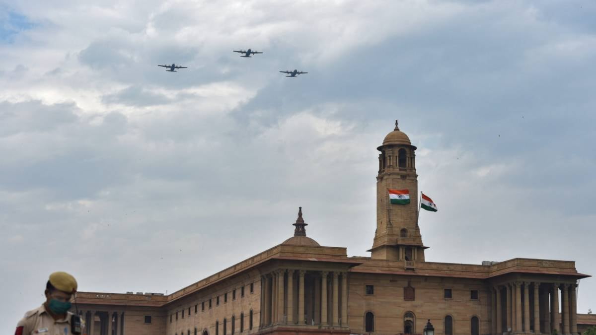 वायु सेना का कोरोना वॉरियर्स की सलामी में फ्लाई पास्ट