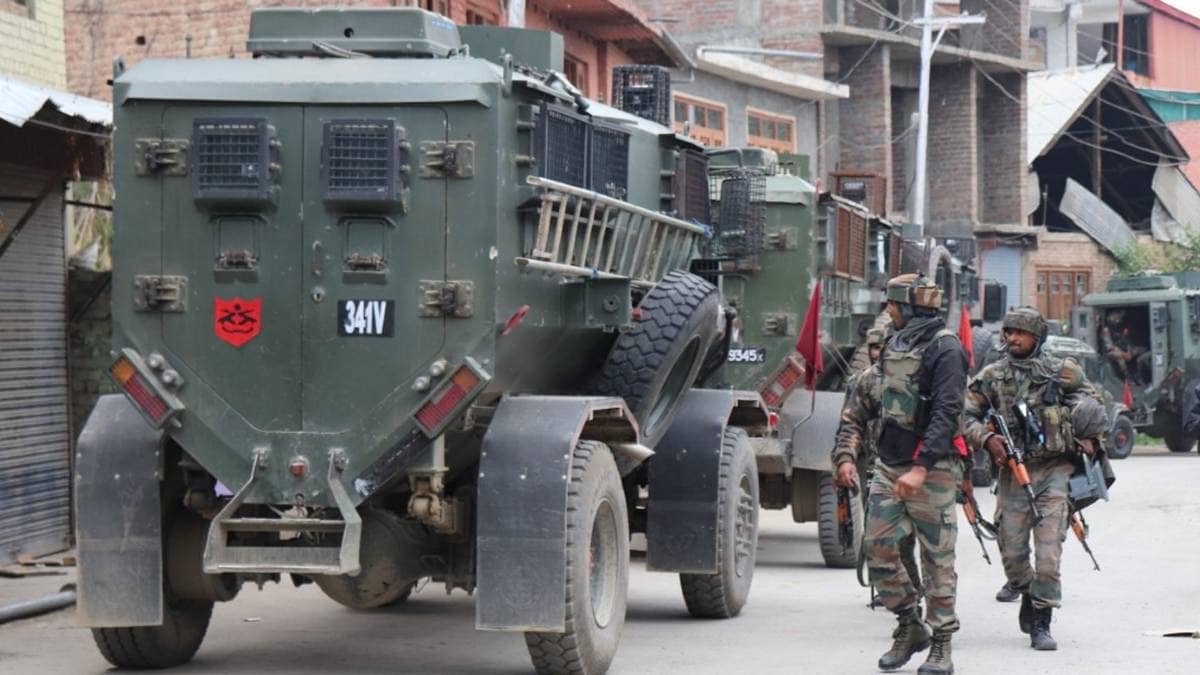 Security forces in Kashmir (Photo courtesy : Mohd Iqbal (stringer tvtoday south Kashmir))